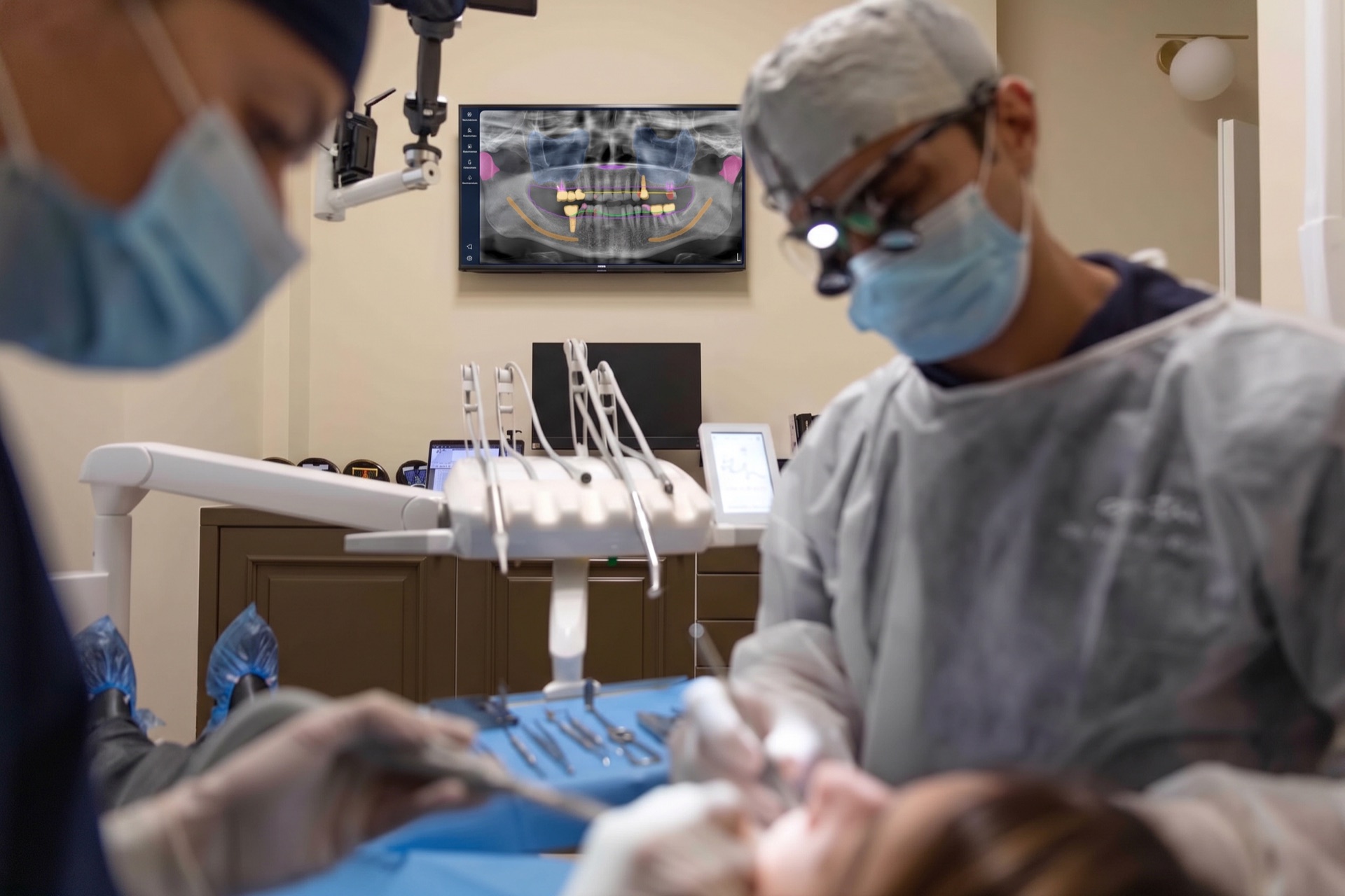Treatment session with a Vesalya panoramic image on screen